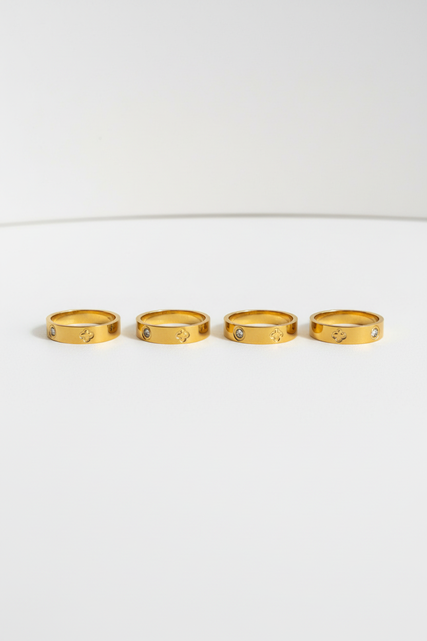 Anillos dorados en fondo de estudio