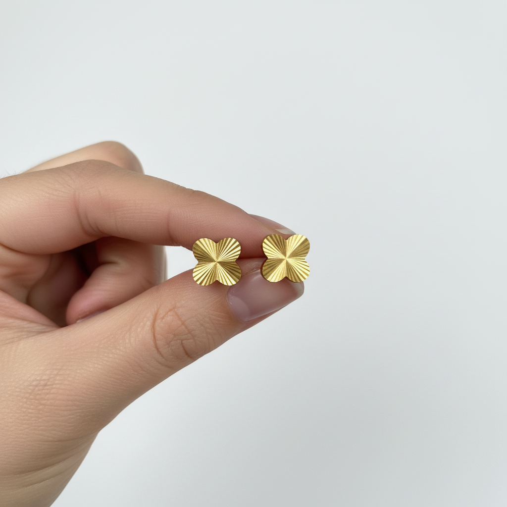 Aretes de mariposa dorados con fondo estético