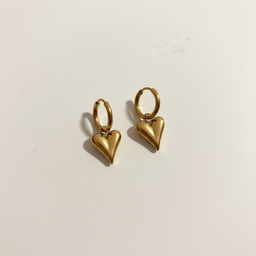 Aretes dorados con fondo minimalista